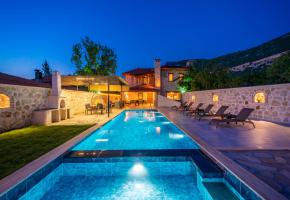 Kaş Bezirganda Havuzlu Jakuzili Saunalı Balayı Villası Yanar