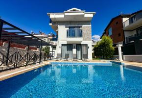 Fethiye Hisarönü'nde Geniş Ailelere Uygun Merkeze Yakın Jakuzili Kiralık Villa