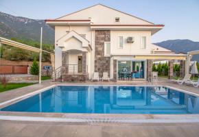 Ovacık'ta 12 Kişilik Doğa Manzaralı Jakuzili Saunalı Özel Havuzlu Kiralık Villa