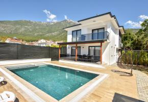 Ovacık'ta Doğa Manzaralı Jakuzili Balayı Villası Kirala