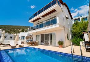 Kalkanda Denize Yakın Deniz Manzaralı Özel Havuzlu Kiralık Villa