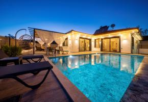 Seydikemer Eşen'de Kiralık Jakuzili Doğa Manzaralı Havuzlu Villa Elysian House