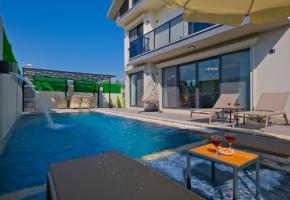 Seydikemerde 6 Kişilik Jakuzili Lüks ve Konforlu Tatil Villası Villa Nilda Trio