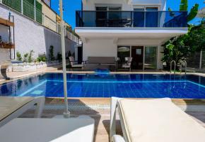 Fethiye Çalış'ta 8 Kişilik Spor ve Sinema Odalı Özel Havuzlu Villa