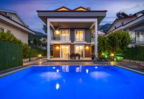 Fethiye Ölüdeniz'de ısıtmaı kapalı havuz ve saunalı kış aylarında kiralamaya uygun kiralık villa