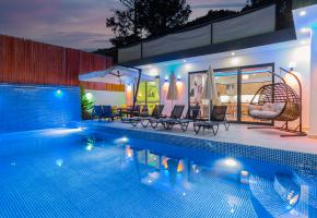 Kalkan İslamlar'da 4 kişilik muhafazakar havuzlu balayı villası villa Nar Çiçeği 2