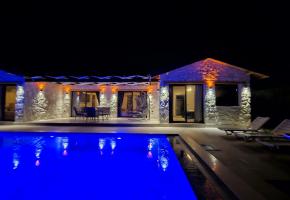 Seydikemer Kadıköy'de Doğayla İçiçe Jakuzili Korunaklı Özel Havuzlu Villa