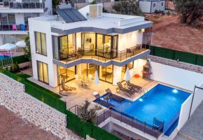 Kaş Kalkan'da özel havuzlu ve jakuzili merkeze yakın kiralık villa