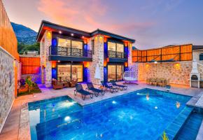 Seydikemer Karadere'de Doğa ve Deniz Manzaralı Korunaklı Özel Havuzlu Villa