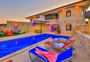 Seydikemer Karadere'de Korunaklı Saunalı Jakuzili Sıcak ve Çocuk Havuzlu Villa