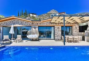 Kalkan'da Deniz Manzaralı Kapalı Isıtmalı Havuzlu- Hamamlı Muhafazakar Villa
