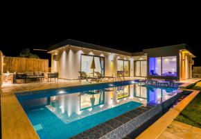Kalkan'da Doğa İçine Konumlanmış Korunaklı Jakuzili Yazlık Villa