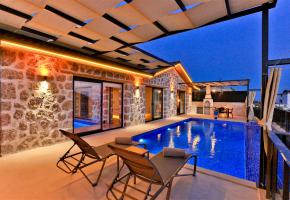 Kalkan'da Kapalı Havuzlu Jakuzili Korunaklı Balayı Villası