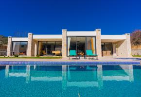Kalkan'da Doğayla İçiçe Geniş Ferah Muhafazakar Yazlık Villa