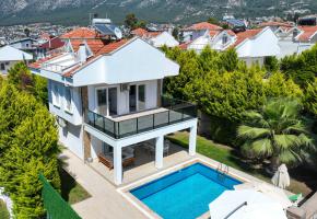 Fethiye Ölüdenizde Hisarönü Eğlence Merkezine Yakın 6 Kişilik Kiralık Villa