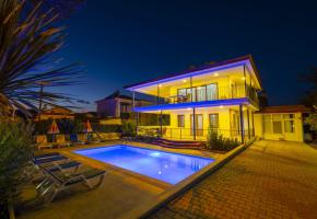 Fethiye Ölüdeniz'de 5 yatak odalı geniş aileler için uygun havuzlu villa Melis Sun 