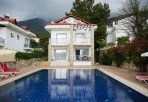  Ovacık'ta Doğa Manzaralı Geniş Ailelere Uygun Özel Havuzlu Villa