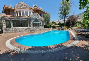 Ovacık'ta Geniş Bahçeli Jakuzili Özel Havuzlu Yazlık Villa