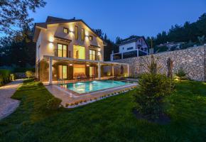 Fethiye Ovacık'ta 8 Kişilik Merkeze Yakın Jakuzili Özel Havuzlu Villa