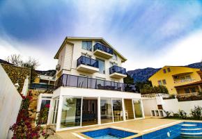 Fethiye Ovacık'ta Doğa Manzaralı Jakuzili Geniş Bahçeli Lüks Kiralık Villa