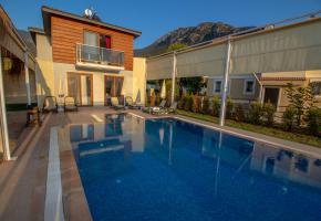 Ovacık'ta Muhafazakar 8 Kişilik Doğa Manzaralı Jakuzili Özel Havuzlu Villa Kirala