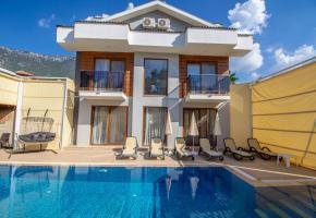 Ovacık'ta Geniş Ailelere Uygun Korunaklı Özel Havuzlu Yazlık Villa