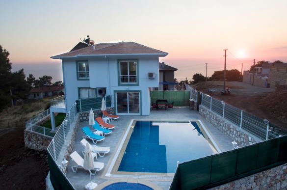 faralyada-deniz-ve-doga-manzarali-villa-3_401.jpg