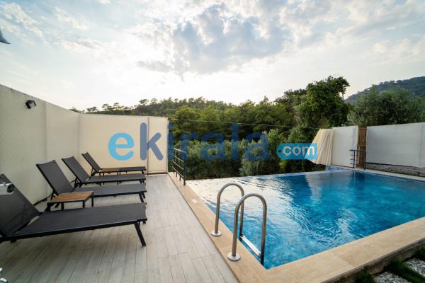 Fethiye Eldirek'te Korunaklı Havuzlu ve Jakuzili Kiralık Villa Ferah