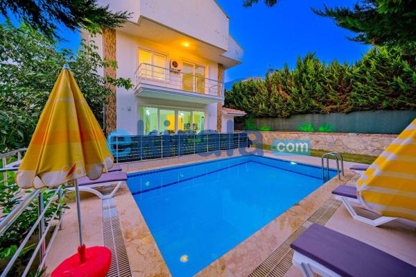 Fethiye Ölüdeniz'de merkeze yakın kiralık havuzlu Villa Dikili